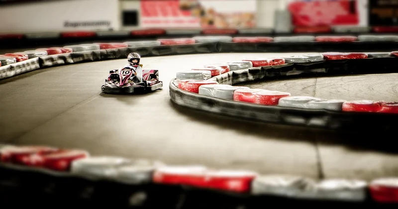 Was sollte man zum Go-Kart-Fahren anziehen?